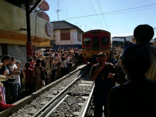 動画あり 電車が来ると店じまいするタイのメークロン市場 観光マニアのおすすめ旅