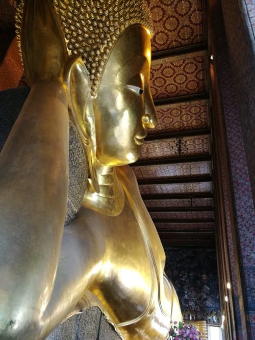 ワットポー寺院の黄金の涅槃仏（ねはんぶつ）