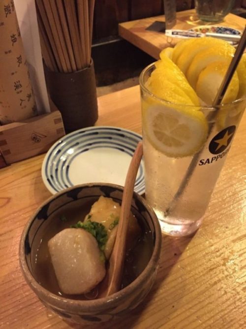 鎮座タキビヤでのはじめの1杯はこれで決まり!らせん状のレモンが入った「レモンサワー」