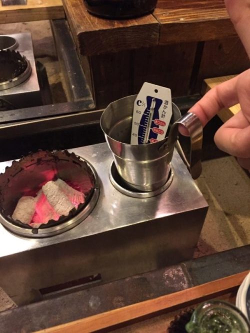 鎮座タキビヤ選りすぐりの日本酒を熱燗でいただく