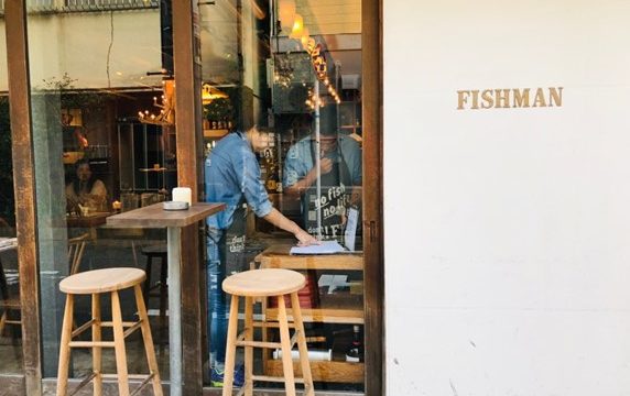 新鮮な魚料理が楽しめる「博多炉端 魚男(フィッシュマン)」1