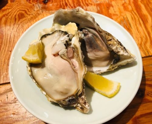 新鮮な魚料理が楽しめる「博多炉端 魚男(フィッシュマン)」のお通し牡蠣