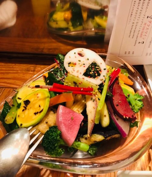 新鮮な魚料理が楽しめる「博多炉端 魚男(フィッシュマン)」のサラダ